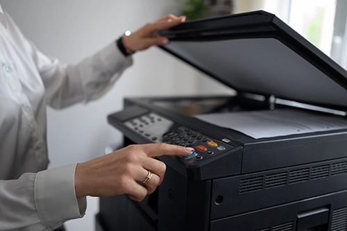 femme-au-travail-au-bureau-a-l-aide-d-une-imprimante copie